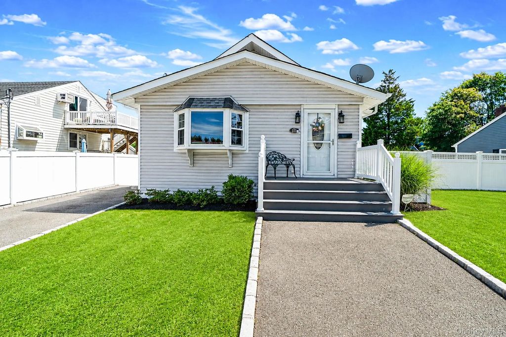 111 Liberty Avenue, Lindenhurst