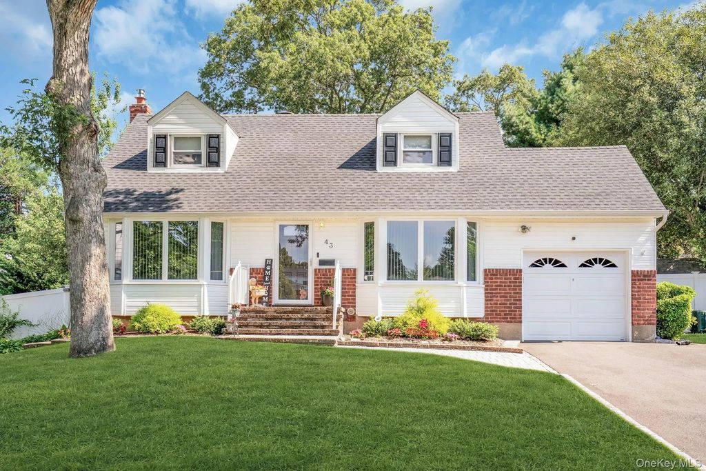 43 Genesee Drive, Commack