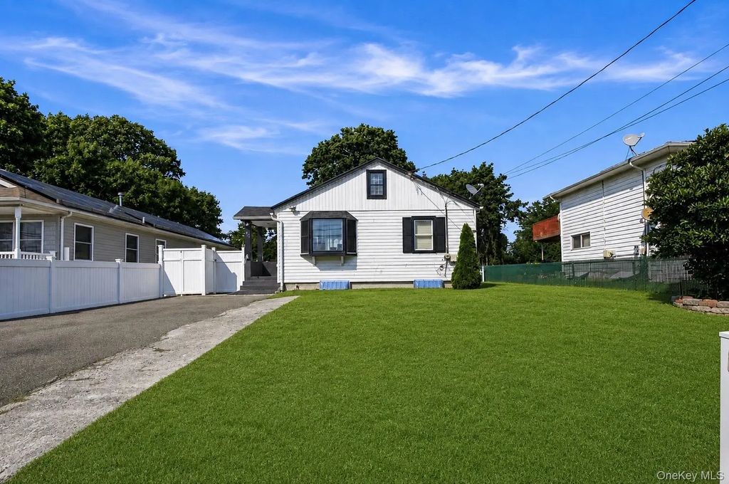 187 Crooked Hill Road, Brentwood