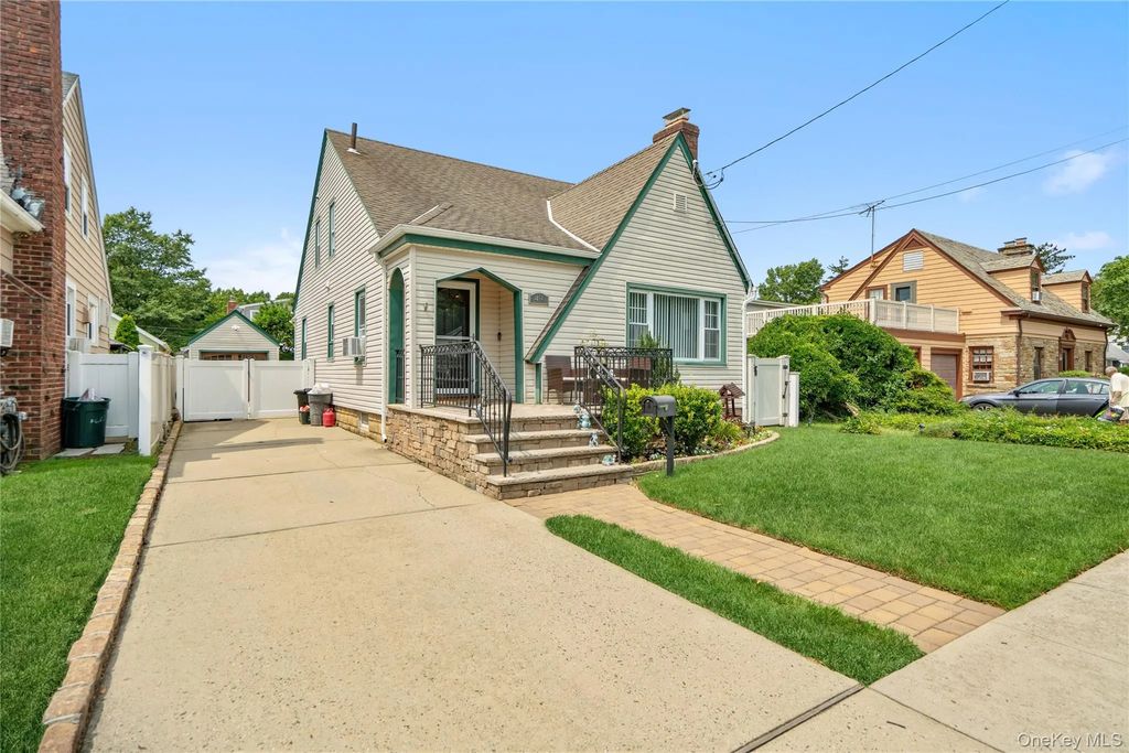 49 Devon Street, Malverne