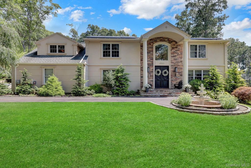 4 Jason Court, Dix Hills