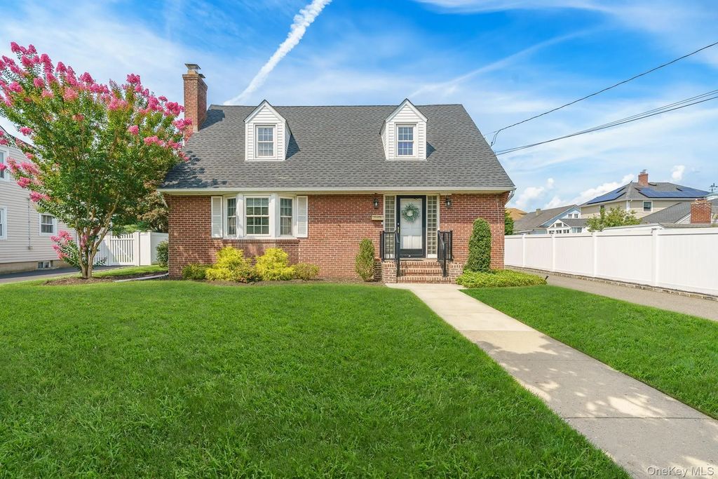 228 Van Cott Avenue, Farmingdale