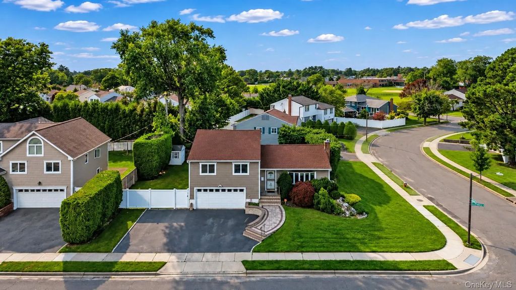 5 Cranberry Lane, Plainview