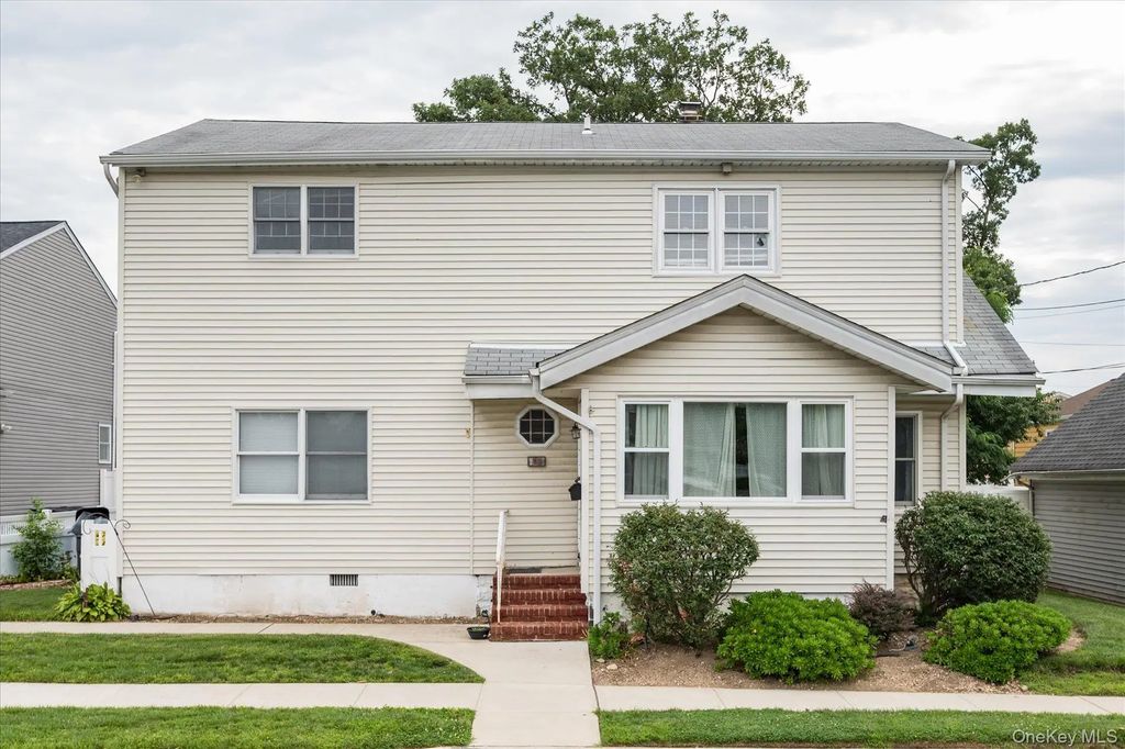 1135 Ruth Place, North Bellmore