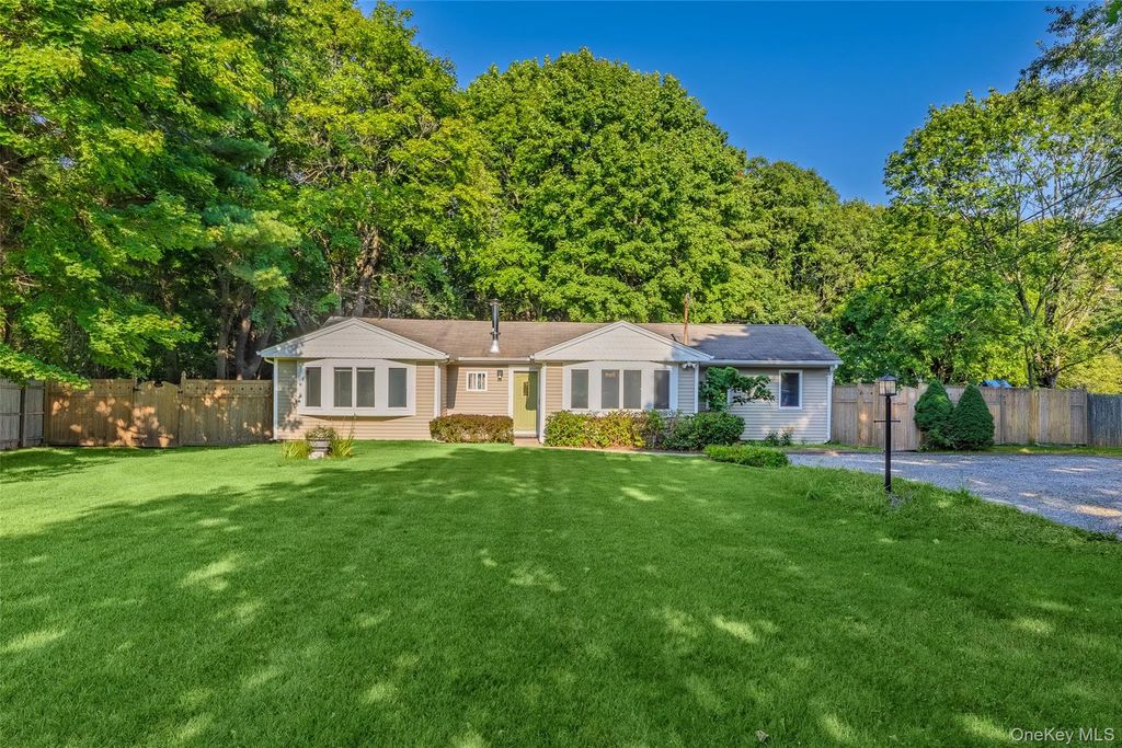 797 Waverly Avenue, Holtsville
