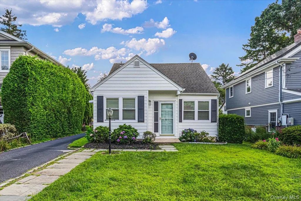 104 Fairfield Avenue, Port Washington