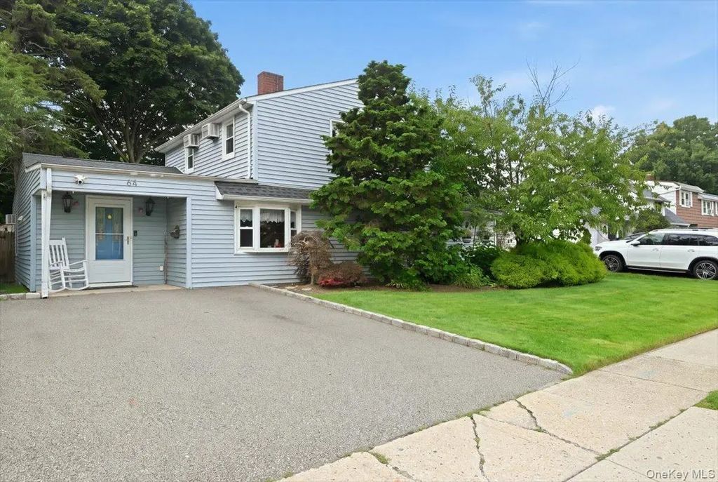 64 Bridle Lane, Hicksville