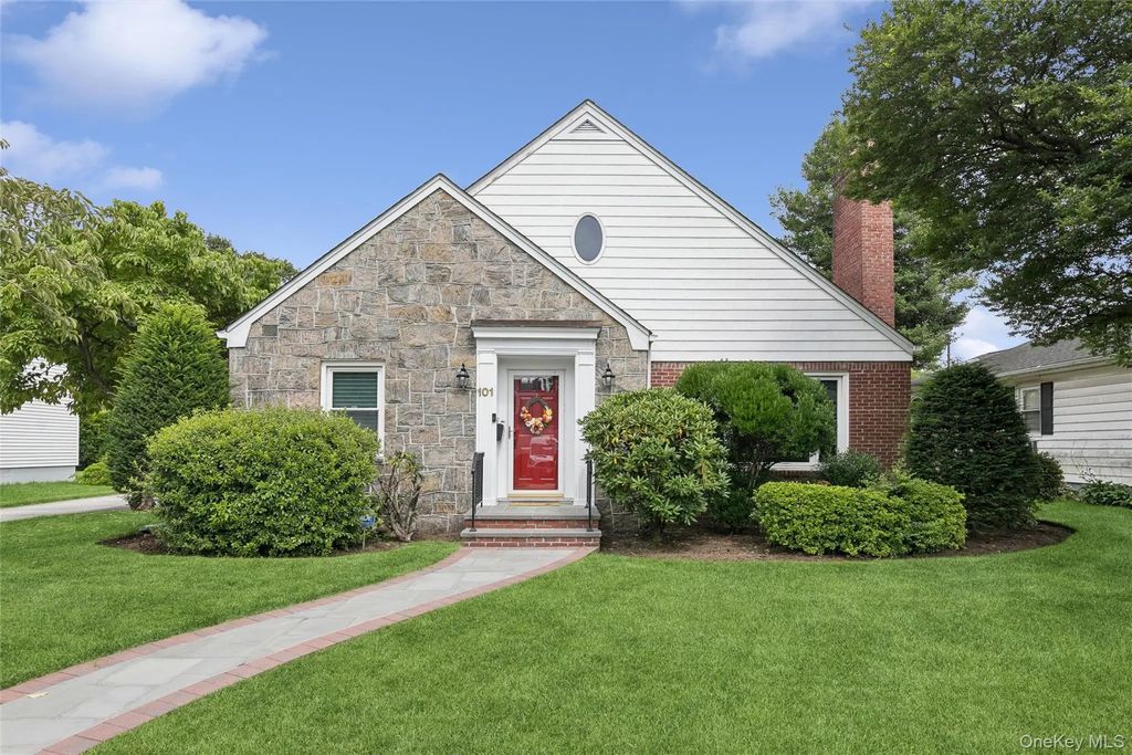 101 Lefferts Road, Garden City