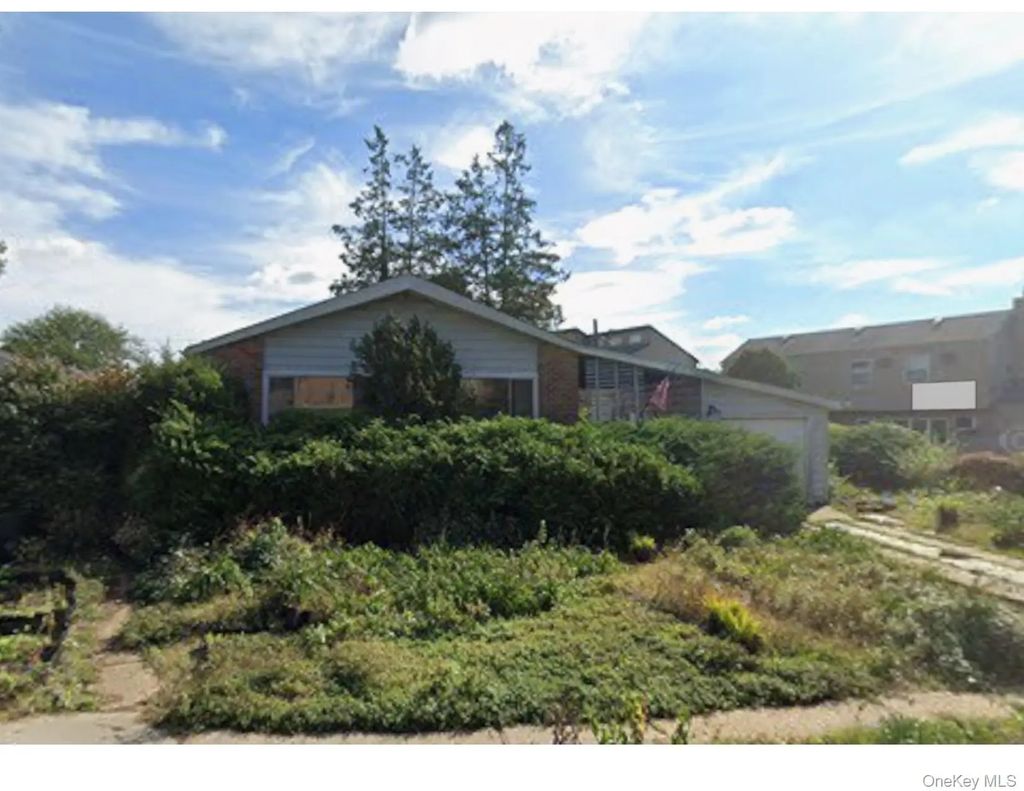 4 Brook Path, Plainview