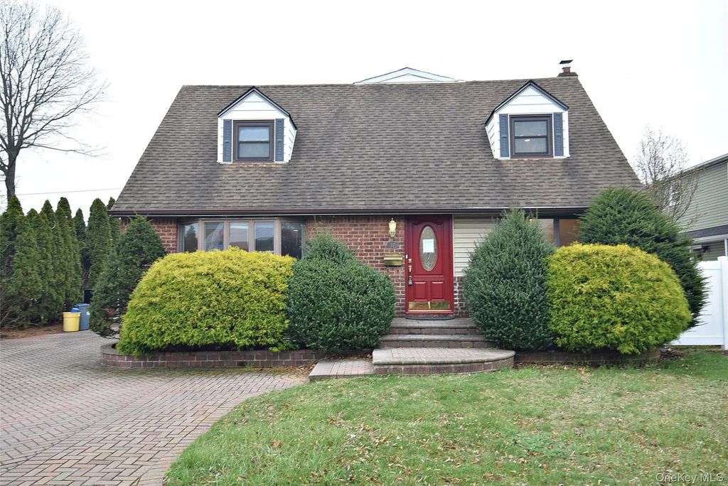 37 Amby Avenue, Plainview