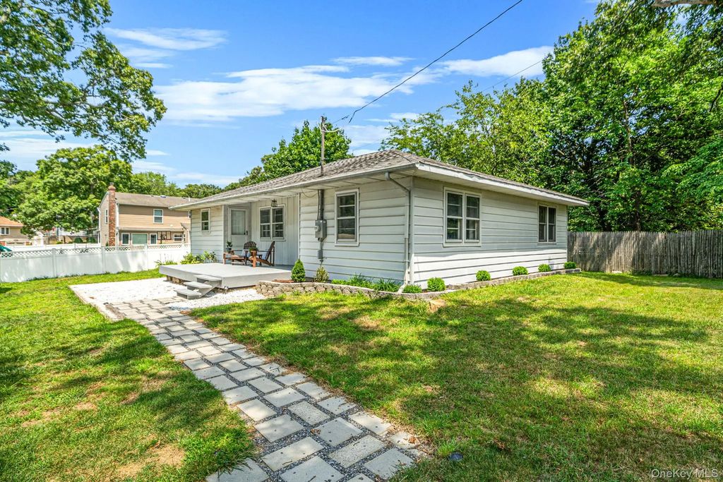 15 Oceanview Avenue, Farmingville