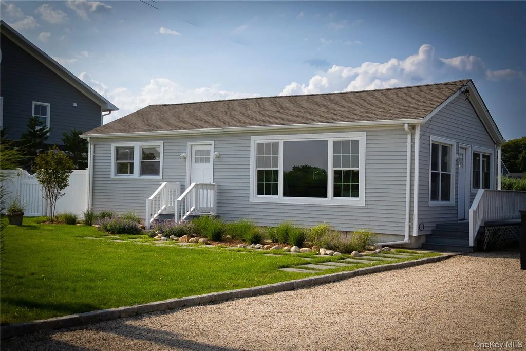 7 Laura Lee Drive, Center Moriches