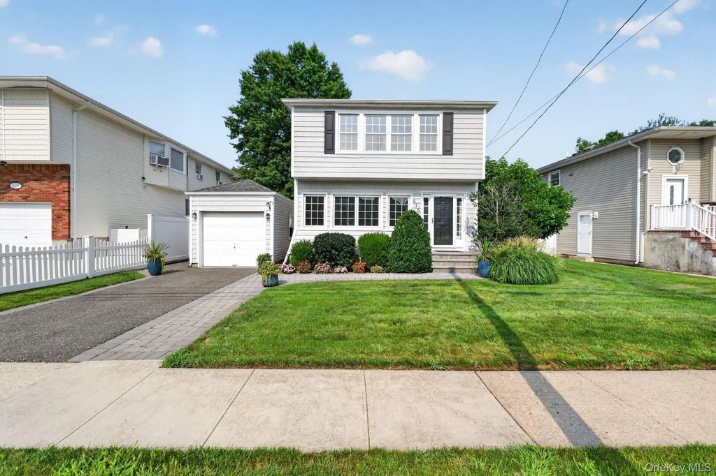 615 Briggs Street, Bellmore