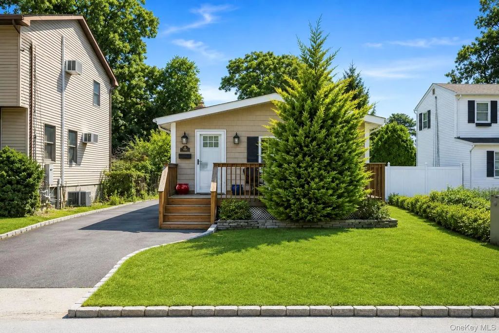 65 Hawthorne Avenue, West Babylon