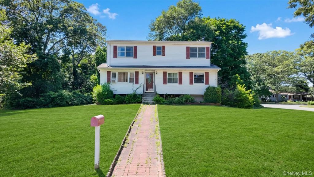 2 Custom Lane, Port Jefferson Station