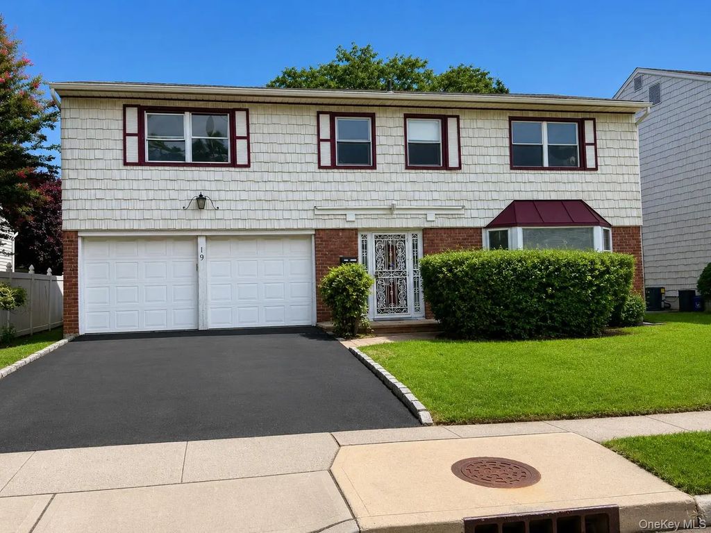 19 Valley Greens Drive, Valley Stream