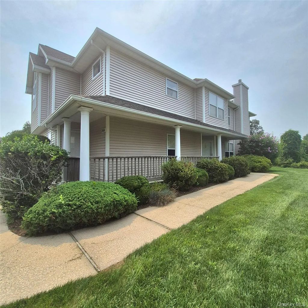 2501 Willow Pond Drive, Riverhead