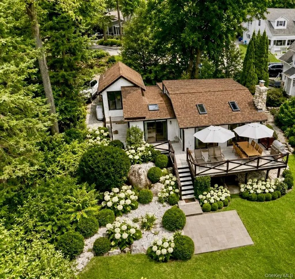 11 Vails Lake Shore Drive, North Salem