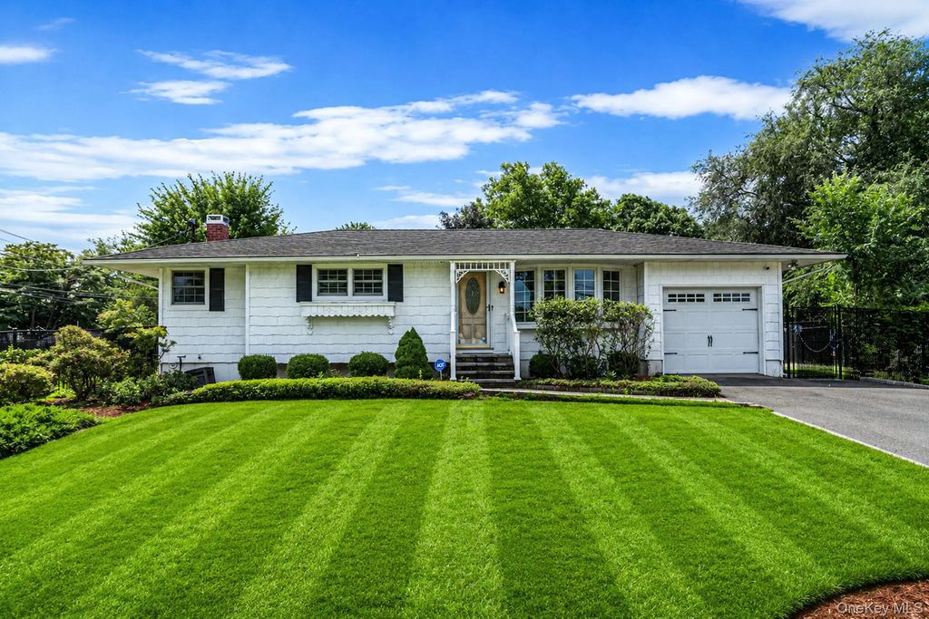 16 Jackson Avenue, Centereach