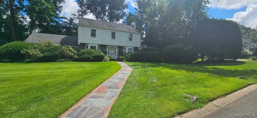 10 Meadow Woods Road, Great Neck