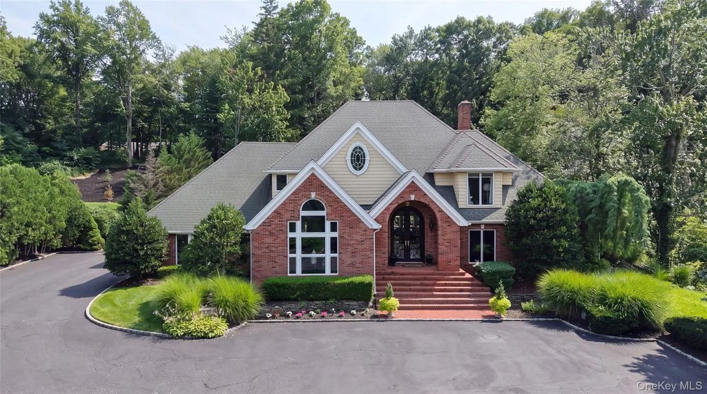 589 Caledonia Road, Dix Hills