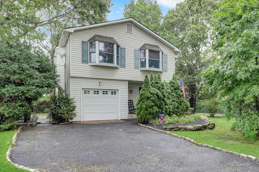 41 Main Avenue, Mastic