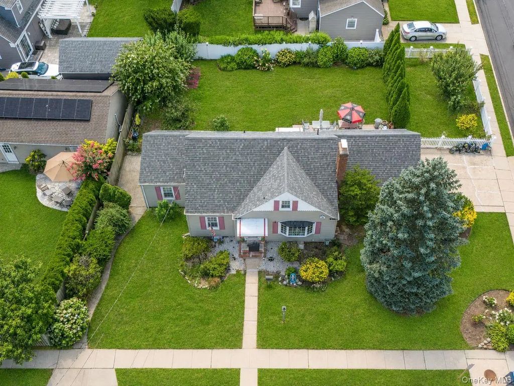 295 Ivy Avenue, Westbury