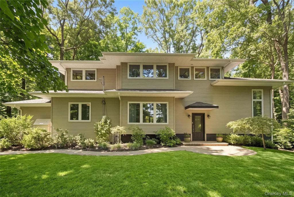 127 Middleville Road, Northport