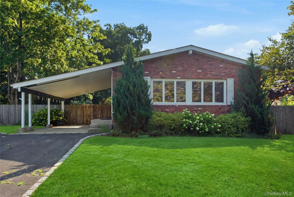 29 Penn Drive, Smithtown