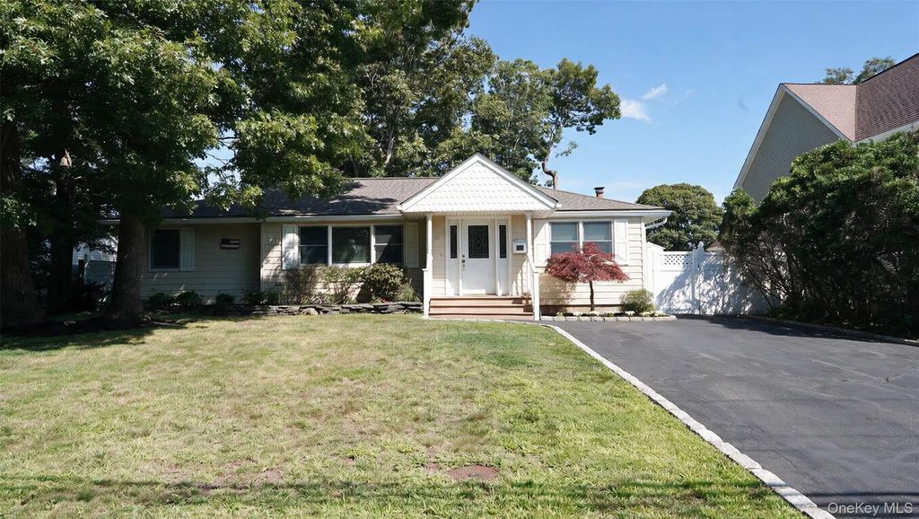 15 Marianna Place, East Islip