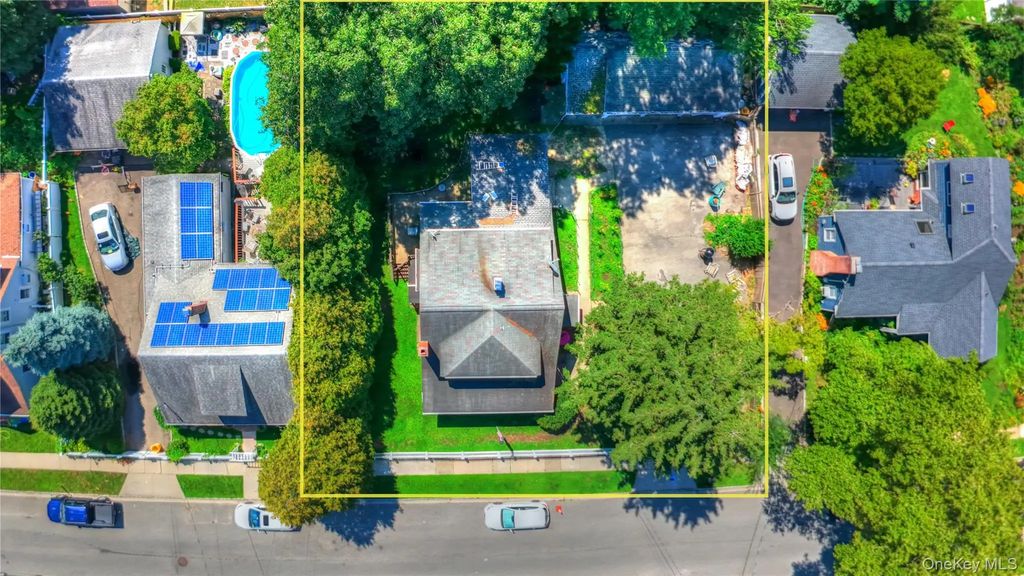 81 Notre Dame Avenue, Hicksville