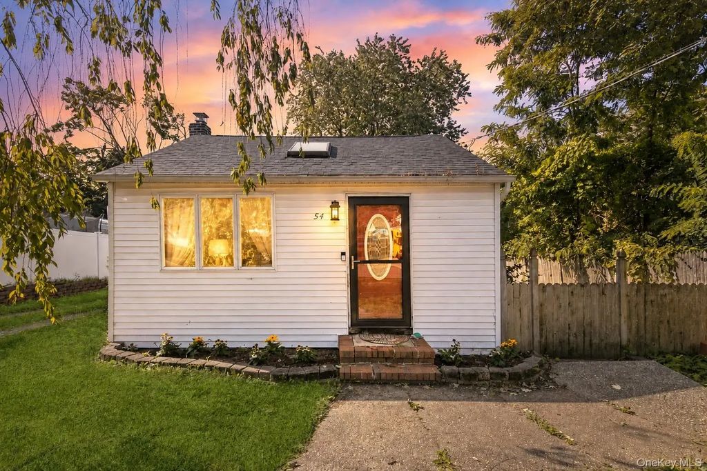 54 Pinelawn Avenue, Farmingville