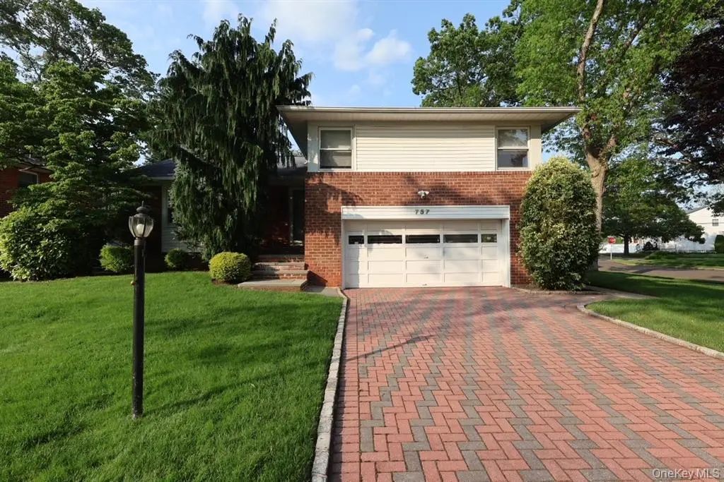 757 Leslie Lane, East Meadow