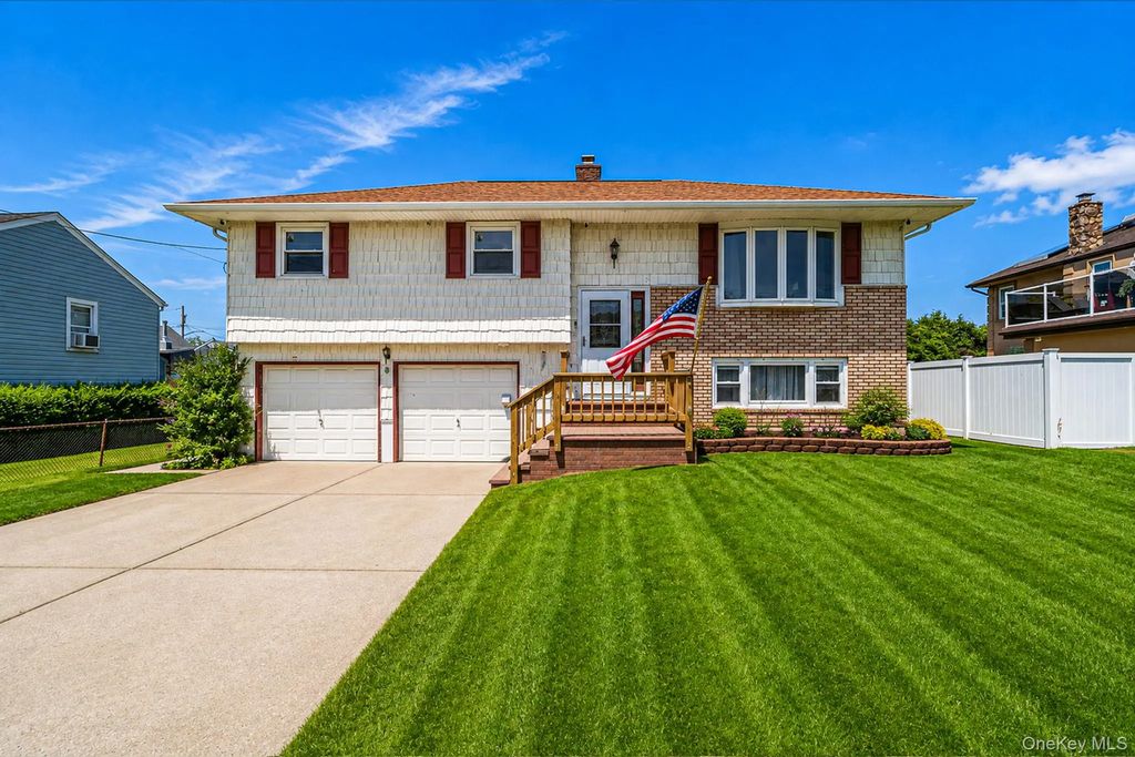 8 Wilson Place, Lindenhurst