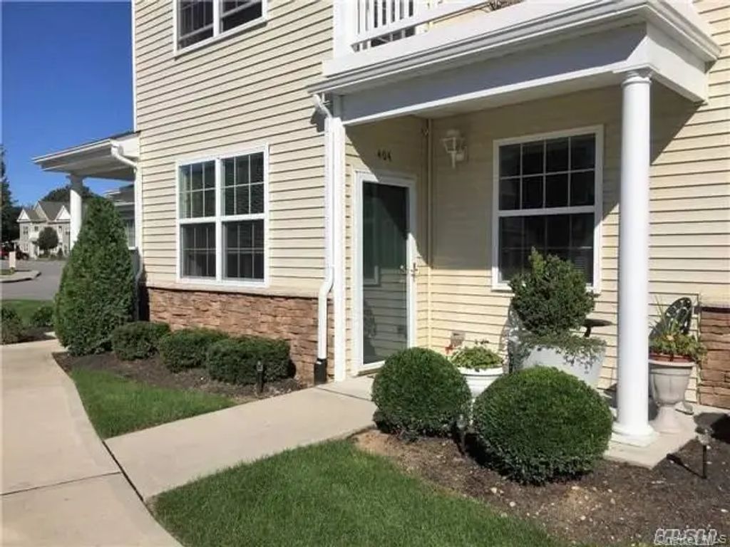 404 Lennox Drive # 404, Saint James