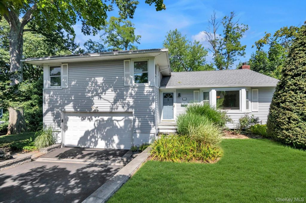 12 Compass Court, Huntington