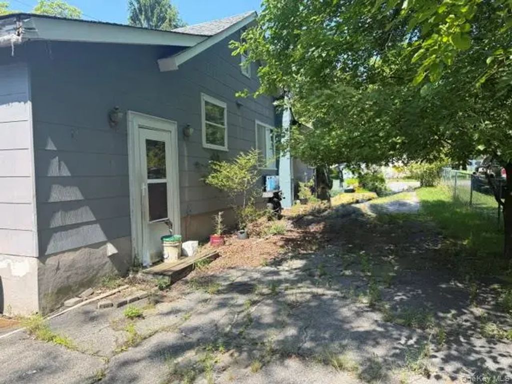 102 Hillcrest Avenue, Monroe