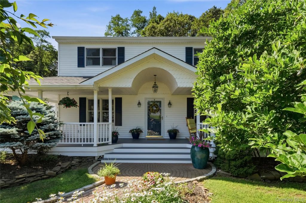 8 Harrison Avenue, East Setauket