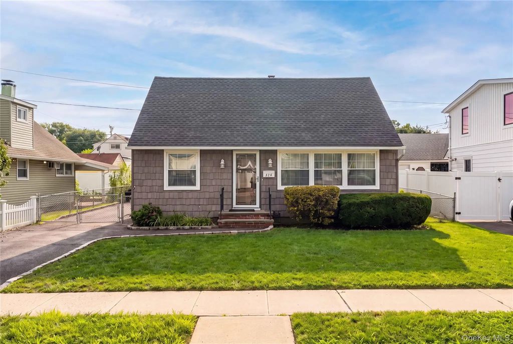124 Wilfred Boulevard, Hicksville