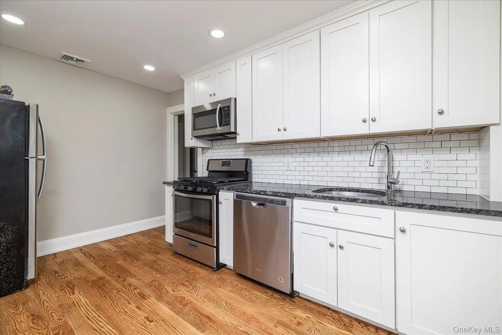 127 Smith Street 2nd Floor, Lynbrook