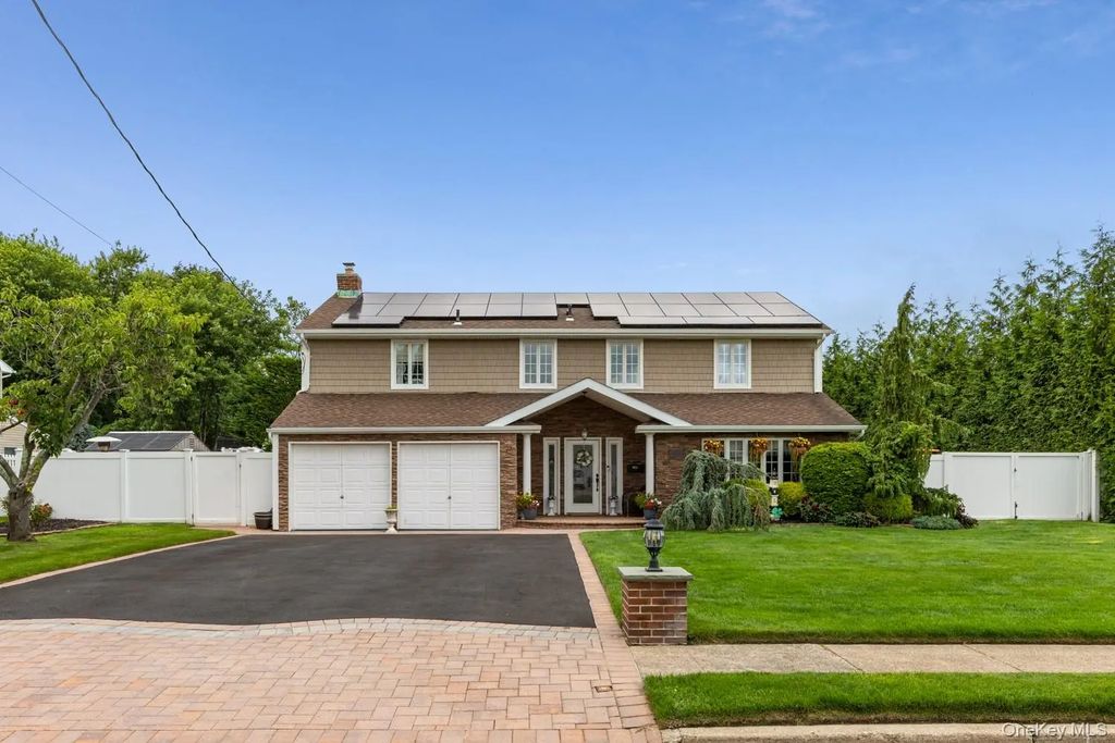 19 Clearwater Lane, West Islip