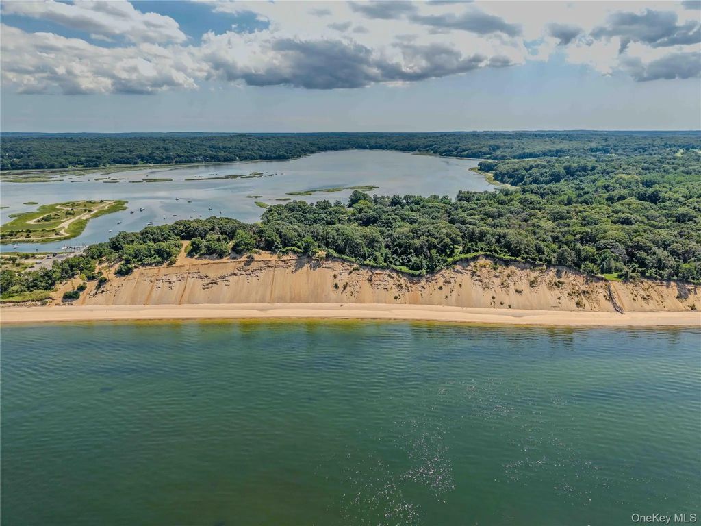 546 Long Beach Road, Nissequogue