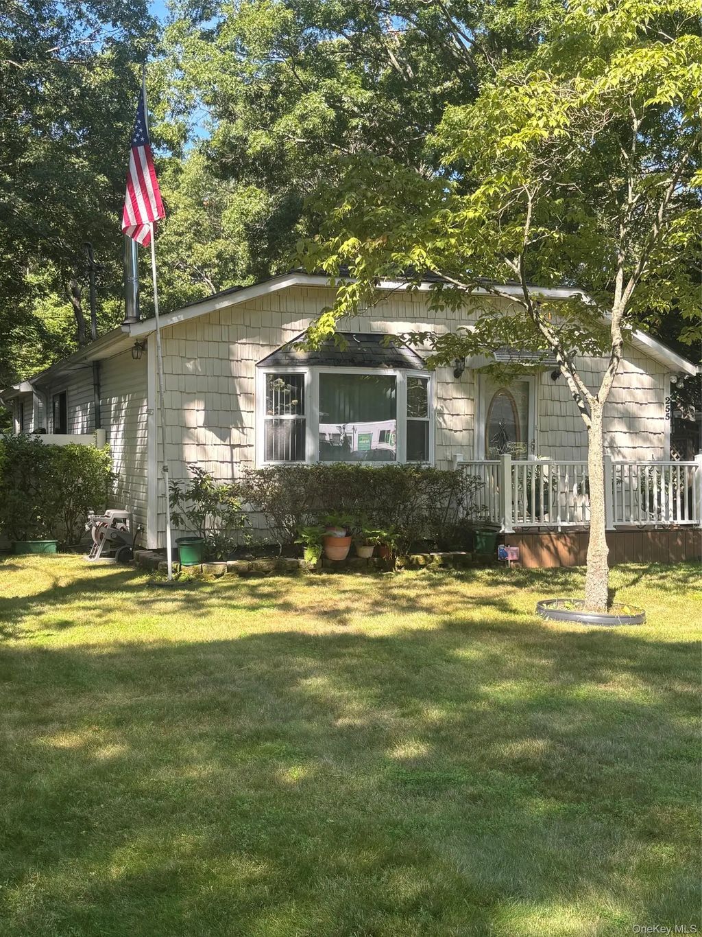 255 Auborn Avenue, Shirley