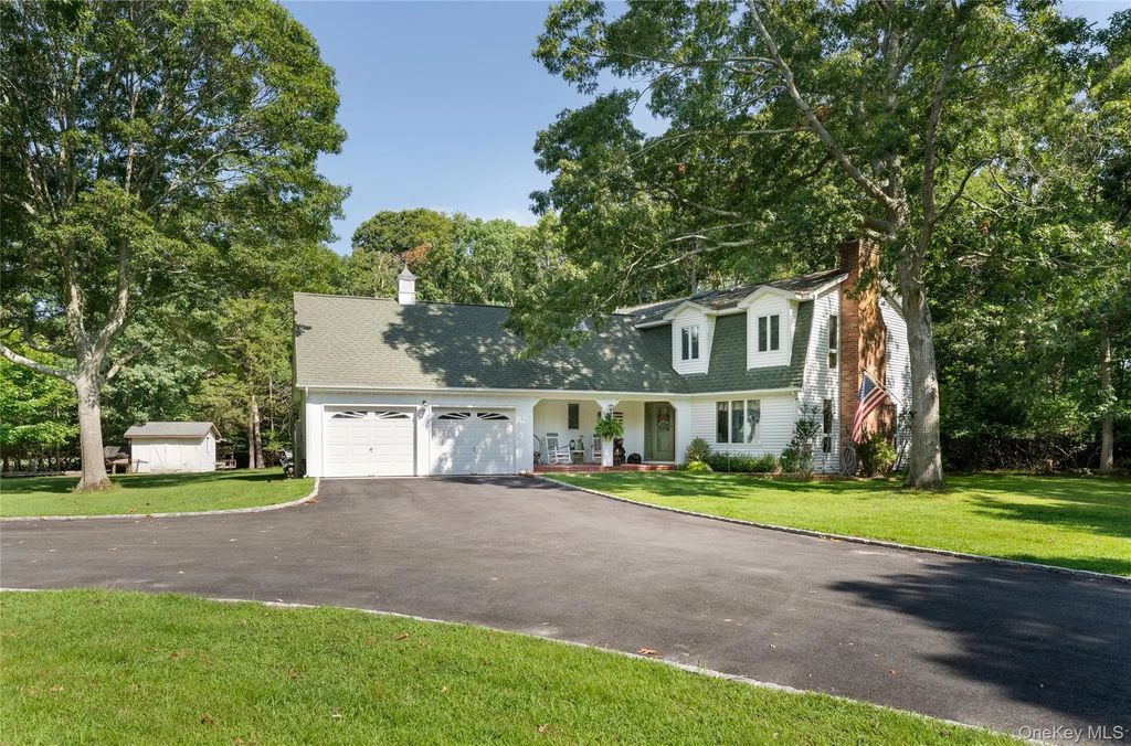 21 Bay Avenue W, Hampton Bays