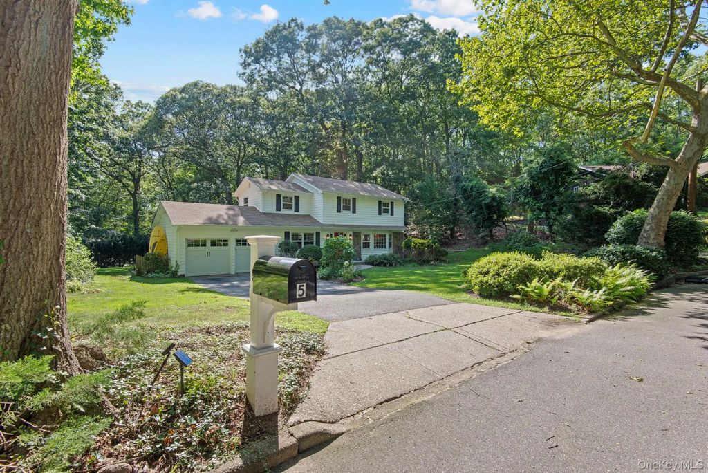 5 Harbor Court, Centerport