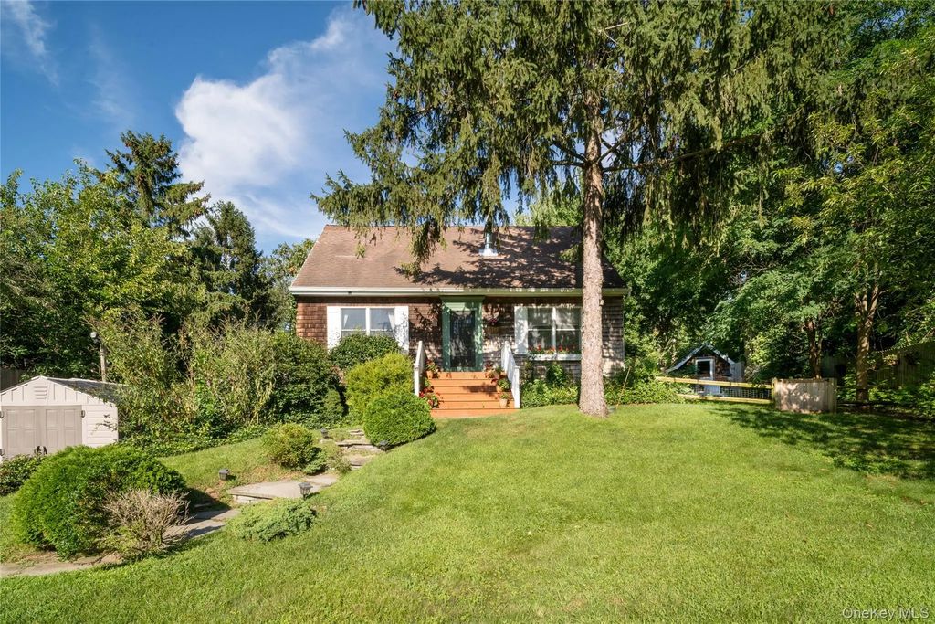 19 Washington Avenue E, Hampton Bays
