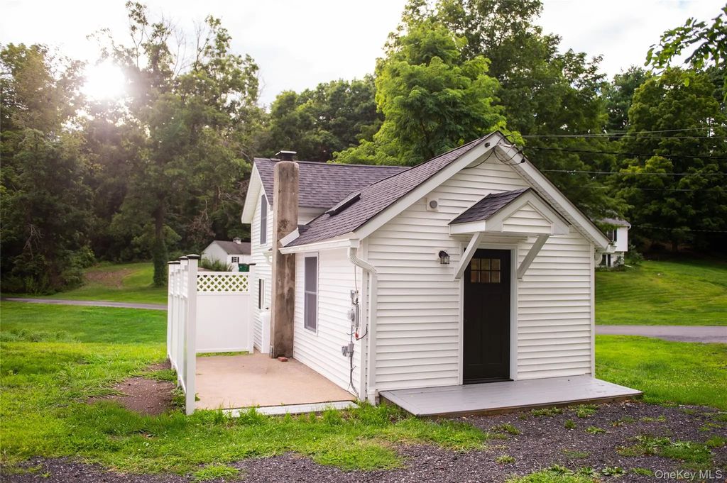 449 N Quaker Lane # Cottage, Hyde Park