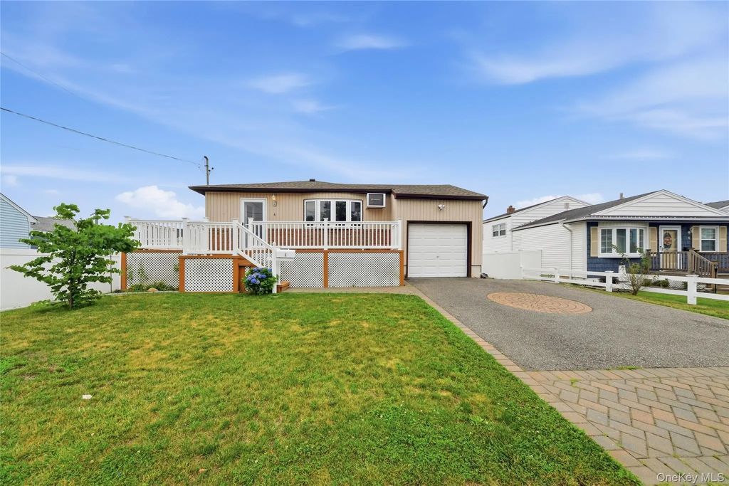 4 Farragut Avenue, Lindenhurst