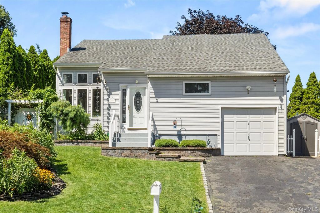 172 11th Avenue, Holtsville