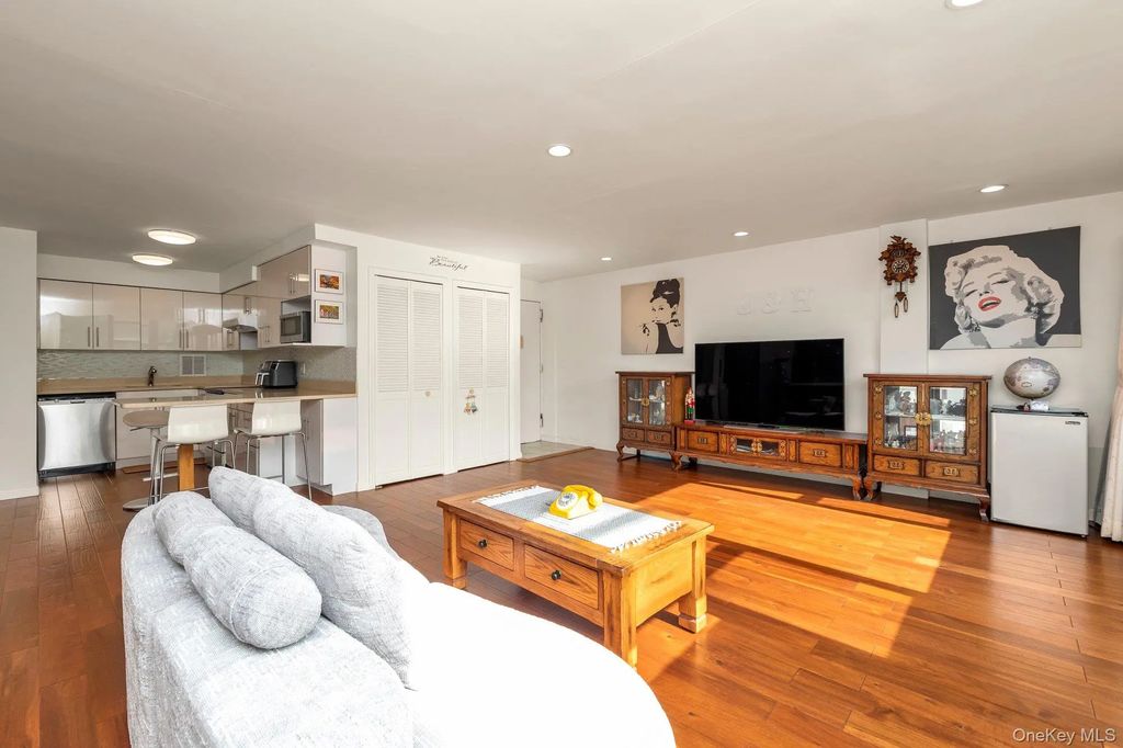 10-10 166 Street # 6d, Beechhurst